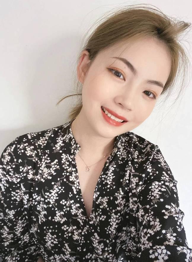 重庆天然极品女神，皮肤雪白，前凸后翘，敏感水多，叫床声音好听